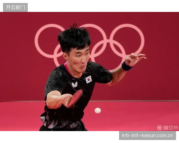 身价四倍于对手的韩国队占据优势，南非队需依靠整体协作弥补差距。